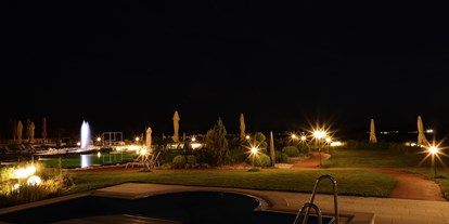 Wellnessurlaub - Wasserbetten - PLZ 94371 (Deutschland) - Hotelpool nachts - Der Birkenhof Spa & Genuss Resort