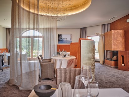 Wellnessurlaub - Hotel-Schwerpunkt: Wellness & Golf - Kaminrestaurant - Der Birkenhof Spa & Genuss Resort