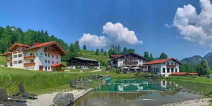 Wellnessurlaub - Pools: Schwimmteich - Grießen (Leogang) - Außenansicht Hotel Reissenlehen - Naturhotel Reissenlehen