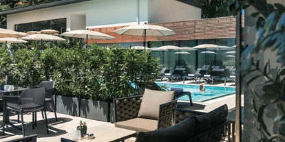 Wellnessurlaub - Rücken-Nacken-Massage - Pridahof - Hotelgarten mit Poolcafé und ganzjährig beheiztem Aussenpool - Vulkanlandhotel Legenstein
