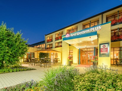 Wellnessurlaub - Verpflegung: Frühstück - Wiesenthau - Hoteleingang - Best Western Plus Kurhotel an der Obermaintherme