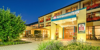 Wellnessurlaub - Lymphdrainagen Massage - Deutschland - Hoteleingang - Best Western Plus Kurhotel an der Obermaintherme