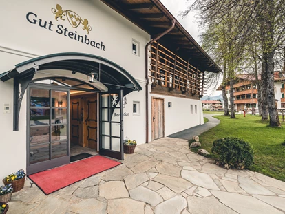 Wellnessurlaub - Kräutermassage - Ecking (Leogang) - Das Forsthaus und die Rezeption auf Gut Steinbach - Gut Steinbach Hotel Chalets SPA