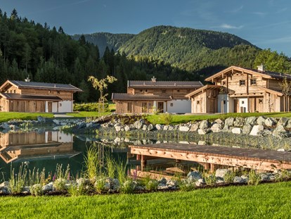 Wellnessurlaub - Pools: Schwimmteich - Leogang Hütten - Chaletdorf auf Gut Steinbach mit Naturschwimmteich - Gut Steinbach Hotel und Chalets