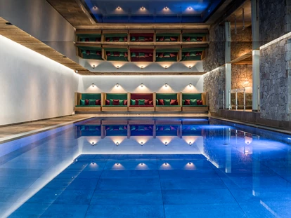 Wellnessurlaub - Pools: Schwimmteich - Grießen (Leogang) - Indoorpool mit 18 Metern Länge - Gut Steinbach Hotel und Chalets