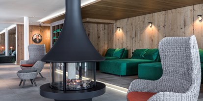 Wellnessurlaub - PLZ 83457 (Deutschland) - Ruhelounge mit Kaminfeuer im neuen Heimat & Natur SPA - Gut Steinbach Hotel und Chalets