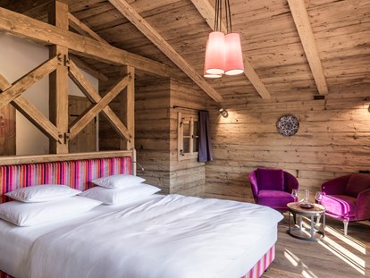 Wellnessurlaub - Umgebungsschwerpunkt: See - Kössen - Schlafzimmer in einem der sieben Chalets - Gut Steinbach Hotel und Chalets