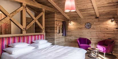 Wellnessurlaub - Bettgrößen: Doppelbett - Oberbayern - Schlafzimmer in einem der sieben Chalets - Gut Steinbach Hotel und Chalets