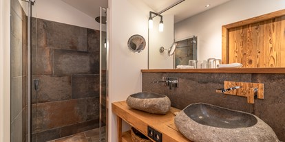 Wellnessurlaub - Außensauna - Badezimmer in einem Chalet - Gut Steinbach Hotel und Chalets