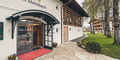 Wellnessurlaub - Ladestation Elektroauto - Das Forsthaus und die Rezeption auf Gut Steinbach - Gut Steinbach Hotel und Chalets