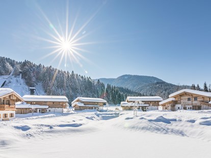 Wellnessurlaub - Hotel-Schwerpunkt: Wellness & Familie - Kitzbühel - Das Chaletdorf im Winter - Gut Steinbach Hotel und Chalets