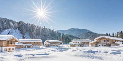 Wellnessurlaub - zustellbare Kinderbetten - Ellmau - Das Chaletdorf im Winter - Gut Steinbach Hotel und Chalets