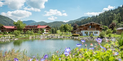 Wellnessurlaub - Yogakurse - Oberbayern - Chaletdorf und Haupthaus mit Natuschwimmteich - Gut Steinbach Hotel und Chalets