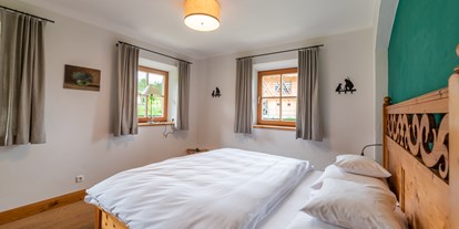 Wellnessurlaub - Umgebungsschwerpunkt: Berg - Deutschland - Ein Schlafzimmer im Steinbacher Hof - Gut Steinbach Hotel und Chalets