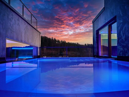 Wellnessurlaub - Pools: Infinity Pool - SKY Outdoorpool im 5 Stockwerk - Wellnesshotel Sternwirt "Das Wellnesshotel zwischen Nürnberg und Amberg"