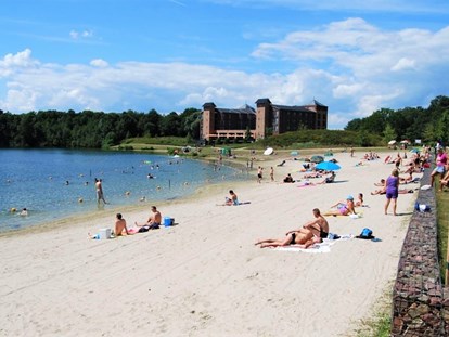 Wellnessurlaub - Pools: Schwimmteich - Strand am See  | Parkhotel Horst - Parkhotel Horst