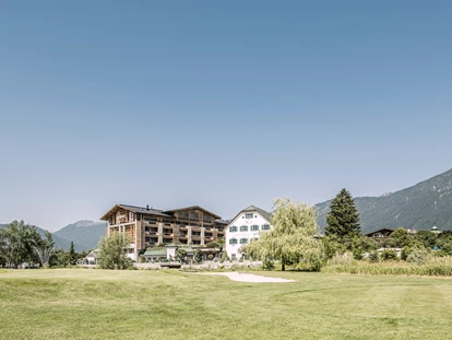 Wellnessurlaub - Außensauna - Wallgau - Hotelansicht - Alpenresort Schwarz