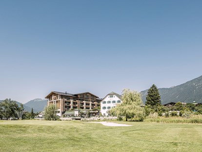 Wellnessurlaub - Maniküre/Pediküre - Lermoos - Hotelansicht - Alpenresort Schwarz