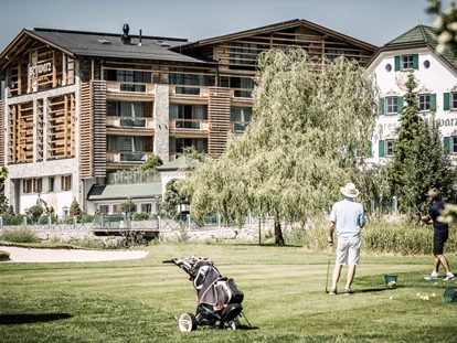 Wellnessurlaub - Außensauna - Wallgau - 27 Loch Golfplatz direkt am Haus - Alpenresort Schwarz