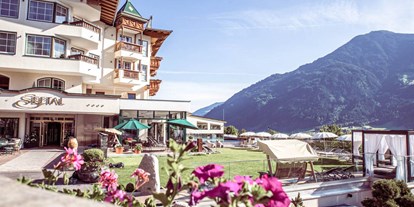 Wellnessurlaub - Entgiftungsmassage - PLZ 6213 (Österreich) - Liegewiese - Alpin Family Resort Seetal****s