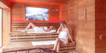 Wellnessurlaub - Hotelbar - Panoramasauna mit Aufgüssen - Alpin Family Resort Seetal****s
