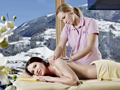 Wellnessurlaub - Hotel-Schwerpunkt: Wellness & Wandern - Mühlen in Taufers - Massage und Wellnessbehandlungen - Alpin Family Resort Seetal****s