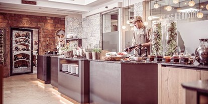 Wellnessurlaub - Hotelbar - Buffetbereich mit Frühstückskoch - Alpin Family Resort Seetal****s