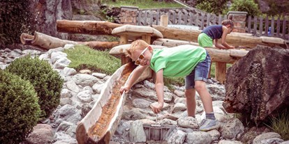 Wellnessurlaub - Ganzkörpermassage - Bachlauf zum Wasser leiten - Alpin Family Resort Seetal****s