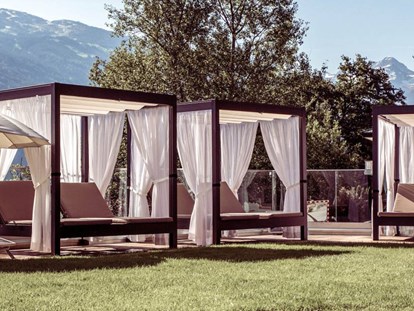 Wellnessurlaub - Pools: Innenpool - Day Beds auf unserer Liegewiese - Alpin Family Resort Seetal****s