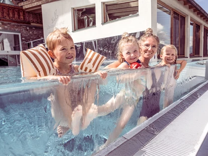 Wellnessurlaub - Pools: Außenpool beheizt - Mühlen in Taufers - Schwimmkurse direkt im Hotel - Alpin Family Resort Seetal****s