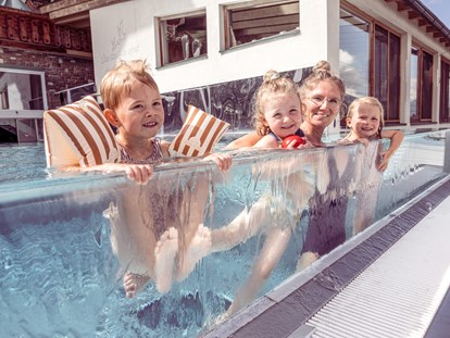 Wellnessurlaub - Pools: Außenpool beheizt - Schwimmkurse direkt im Hotel - Alpin Family Resort Seetal****s