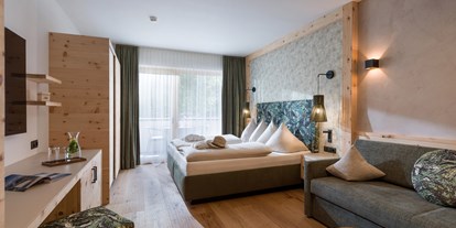 Wellnessurlaub - Hotelbar - Suite Bergquell mit Klimaanlage und Minibar - Alpin Family Resort Seetal****s