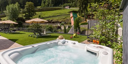 Wellnessurlaub - Schwangerenmassage - Tirol - Whirlpool auf unserer Terrasse - Alpin Family Resort Seetal****s