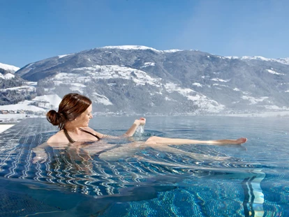 Wellnessurlaub - Pools: Außenpool beheizt - Mühlen in Taufers - 32° Infinity Outdoorpool - Alpin Family Resort Seetal****s