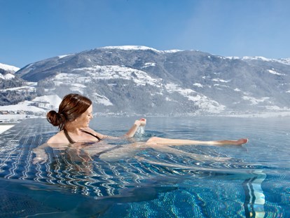 Wellnessurlaub - Pools: Außenpool beheizt - Bad Häring - 32° Infinity Outdoorpool - Alpin Family Resort Seetal****s