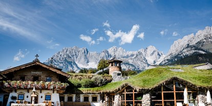 Wellnessurlaub - Schwangerenmassage - Tirol - Ausblick auf den Wilden Kaiser inkl. begrünter Wellnessdächer - Bio-Hotel Stanglwirt