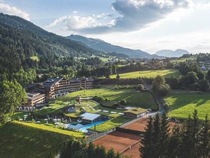 Wellnessurlaub - Pantai Luar Massage - Kitzbühel - Luftaufnahme - Bio-Hotel Stanglwirt