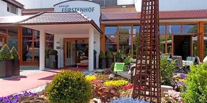 Wellnessurlaub - Verpflegung: Vollpension - Fürsteneck - Hoteleingang - Fürstenhof ****s Quellness- und Golfhotel