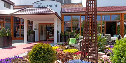 Wellnessurlaub - Pools: Außenpool beheizt - Bad Füssing Riedenburg - Hoteleingang - Fürstenhof ****s Quellness- und Golfhotel