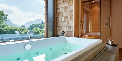 Wellnessurlaub - Hotel-Schwerpunkt: Wellness & Romantik - Kitzbühel - Spa Loft mit Whirlpool - Klosterhof - Alpine Hideaway & Spa