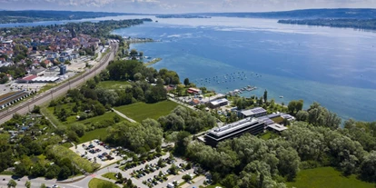 Wellnessurlaub - Parkplatz: gebührenpflichtig beim Hotel - Hoßkirch - Bora HotSpaResort von oben mit Blick über Radolfzell und den Bodensee - bora HotSpaResort