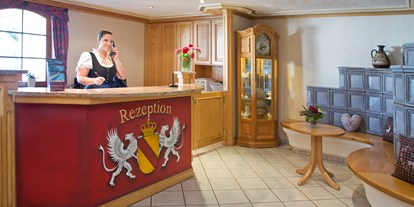 Wellnessurlaub - Bettgrößen: King Size Bett - Bad Krozingen - Rezeption - Hotel Badischer Hof