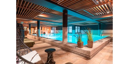 Wellnessurlaub - Parkplatz: gebührenpflichtig beim Hotel - Enzklösterle - großzügiger Indoor Pool - Hotel Erbprinz