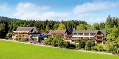 Wellnessurlaub - Hotel-Schwerpunkt: Wellness & Golf - Ottenhöfen im Schwarzwald - Aussenansicht - Südseite - Hotel Grüner Wald****S