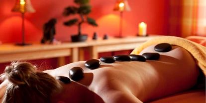 Wellnessurlaub - Ganzkörpermassage - Glatten - Hot Stone Massage - SCHWARZWALD PANORAMA