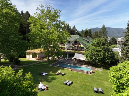 Wellnessurlaub - Rücken-Nacken-Massage - Bad Wildbad im Schwarzwald - Hotelansicht Südseite - Waldhotel Grüner Baum