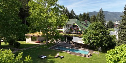 Wellnessurlaub - Pools: Außenpool nicht beheizt - Oberkirch - Hotelansicht Südseite - Waldhotel Grüner Baum
