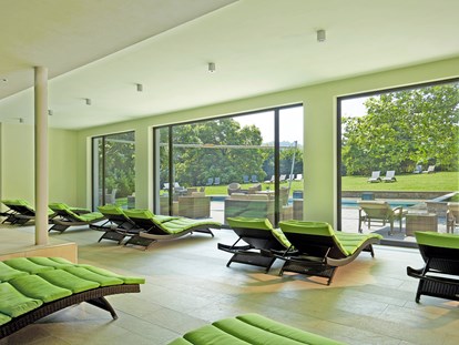 Wellnessurlaub - Umgebungsschwerpunkt: am Land - Enzklösterle - Liegebereich - Schwimmbad - Waldhotel Grüner Baum