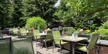 Wellnessurlaub - Pools: Innenpool - Baiersbronn Tonbach - Restaurant - Terrasse - Waldhotel Grüner Baum