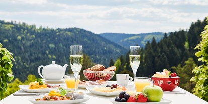 Wellnessurlaub - Hotelbar - Schlemmerfrühstück mit Blick über das Teinachtal - Berlins KroneLamm